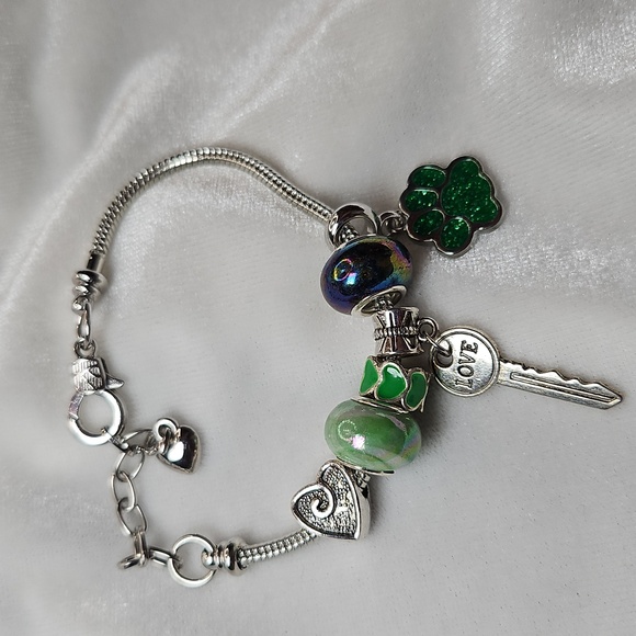 Ladies Love Key Animal Paw Print Heart Green Beaded Charm Bracelet Silver Tone - Picture 2 of 4